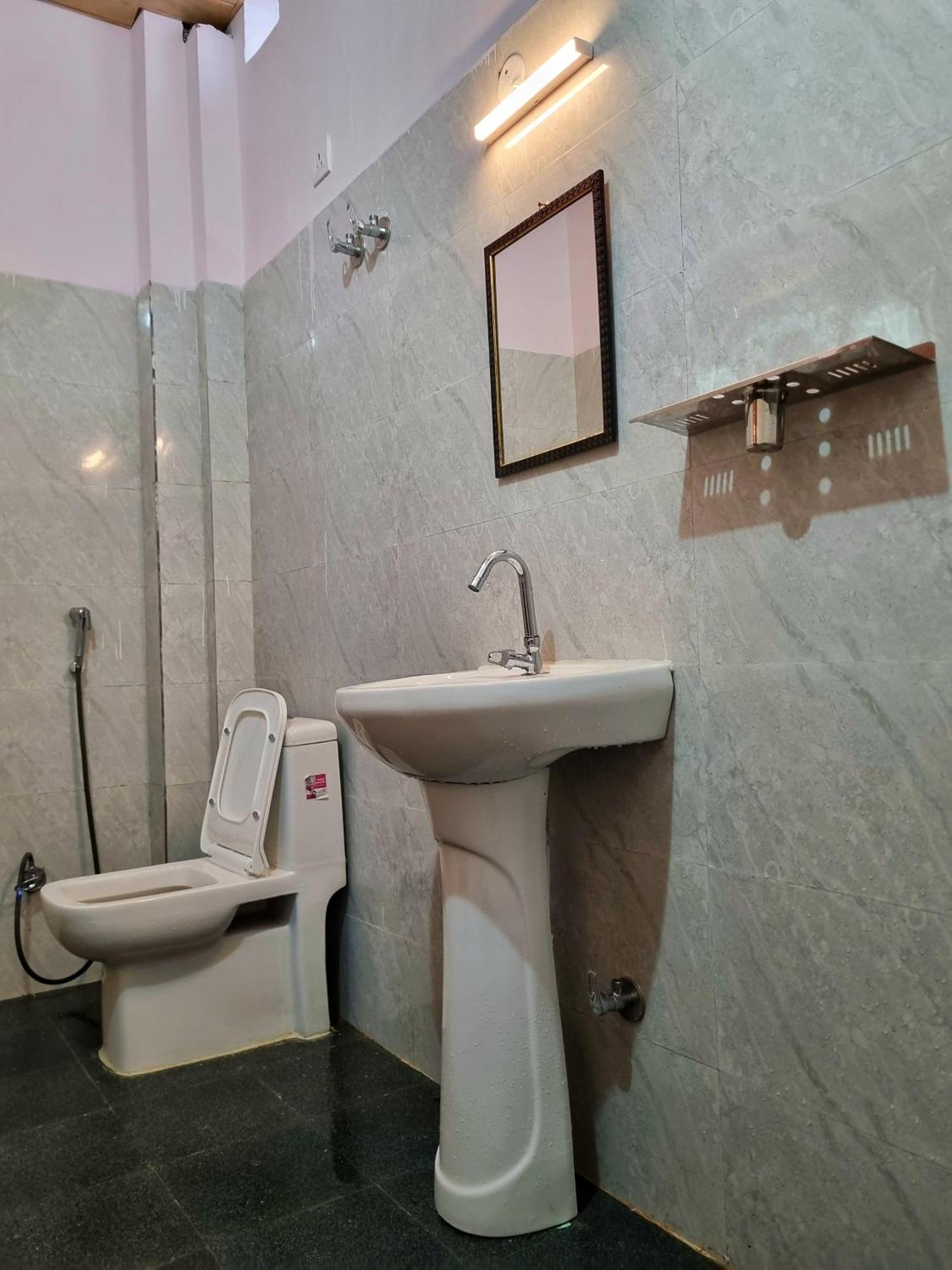 Landlopers Hostel Rishikesh Ngoại thất bức ảnh